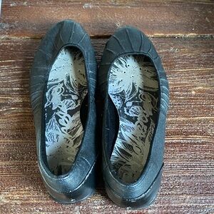Sketchers leather black Flats